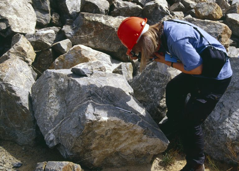 Närstudie av berggrunden. Foto: Pär Weihed.