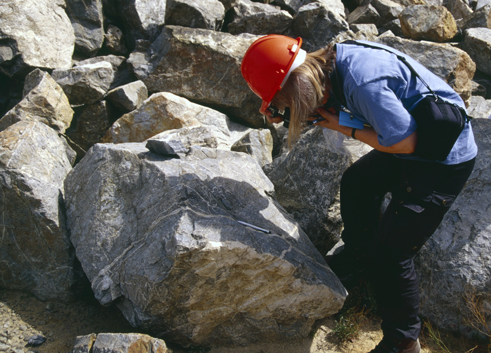 Närstudie av berggrunden. Foto: Pär Weihed.